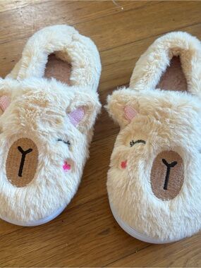 NWOT Kids 12/13 Capybaras slippers- Cream Faux-Fur